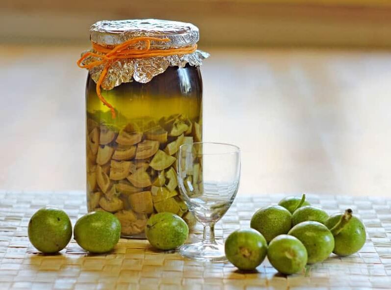 The decoction of young walnuts against parasites
